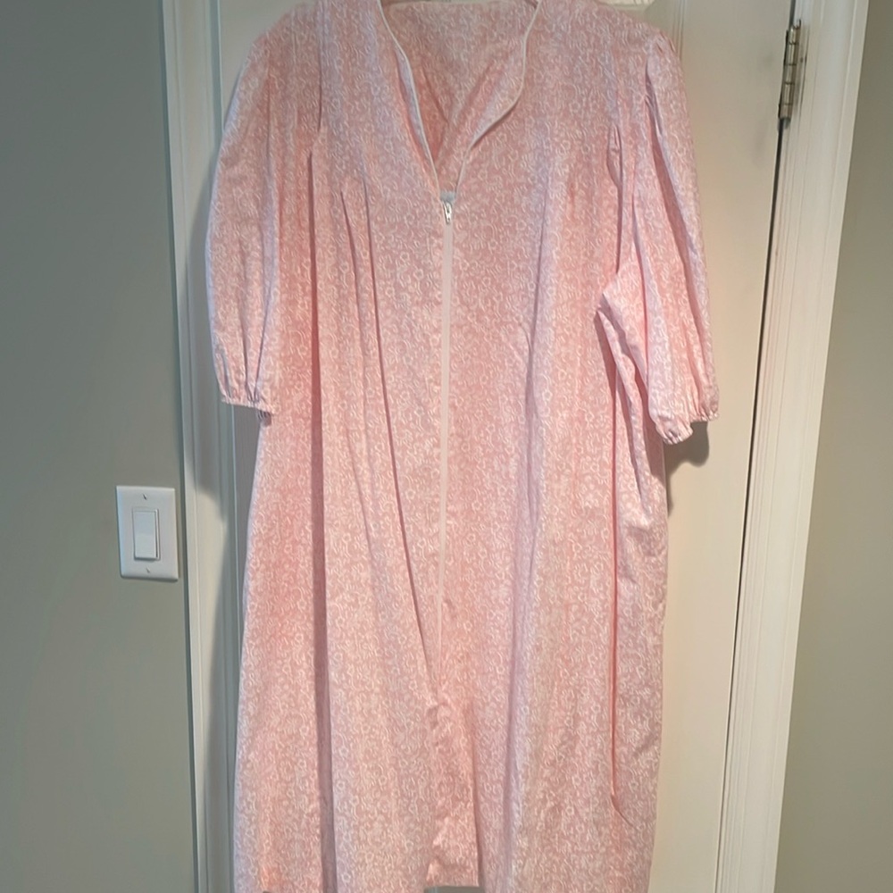 Wolverine pink and white cotton blend robe size xL
